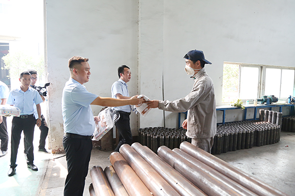 Shandong Tiandun Leaders Express Their Care To The Frontline Employees In Production Workshop