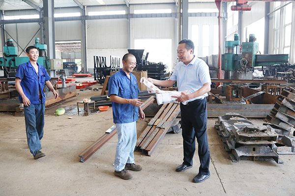 Shandong Tiandun Leaders Express Their Care To The Frontline Employees In Production Workshop