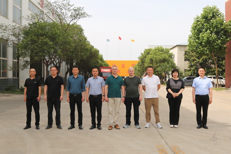 On the afternoon of May 23, Russian businessmen visit China Coal Group to purchase a batch of UAV equipment and engineering machinery equipment. Li Zhenbo, General Manager of China Coal Group Information Technology and Zhongyun Group, Yu Cui, Executive Vice General Manager and General Manager of E-commerce of China Coal Group, Zhang Wen, General Manager of Cross-border E-commerce Company of China Coal Group, Wang Hui, General Manager of Shandong Carter Intelligent Robot Co., LTD., Xu Zhihan, Deputy General Manager of China Coal Group and other leaders warmly receive.