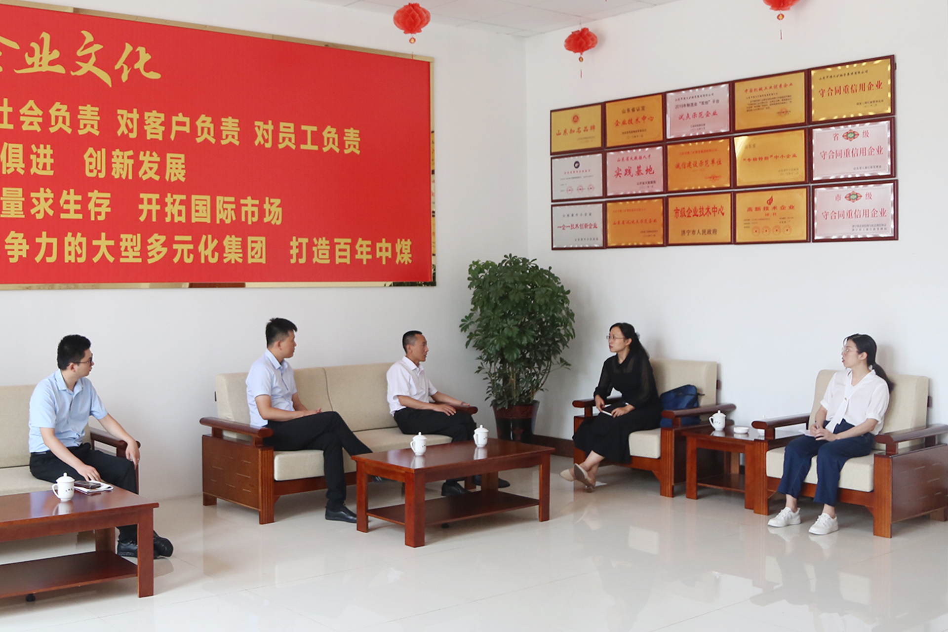 Warmly Welcome The Leaders Of Jining Municipal Bureau Of Commerce To Visit China Coal Group