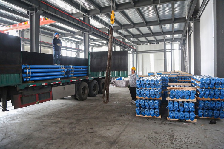 China Coal Group Sent A Batch Of Hydraulic Props To Yan'An, Shaanxi Province