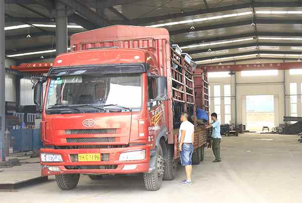 A Batch of Bucket-tipping Mine Cars Were Sent to Linfen Shanxi