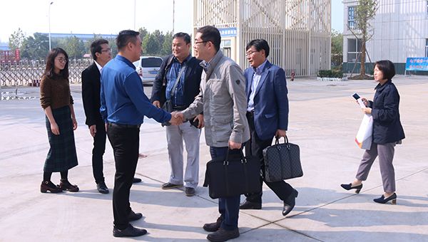 A Warm Welcome to Businessmen from South Korea to China Coal Group for Purchasing Coal Shearer