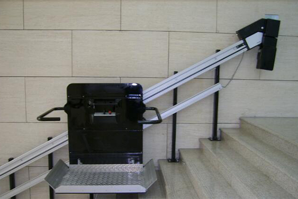 inclined wheelchair lift platform
