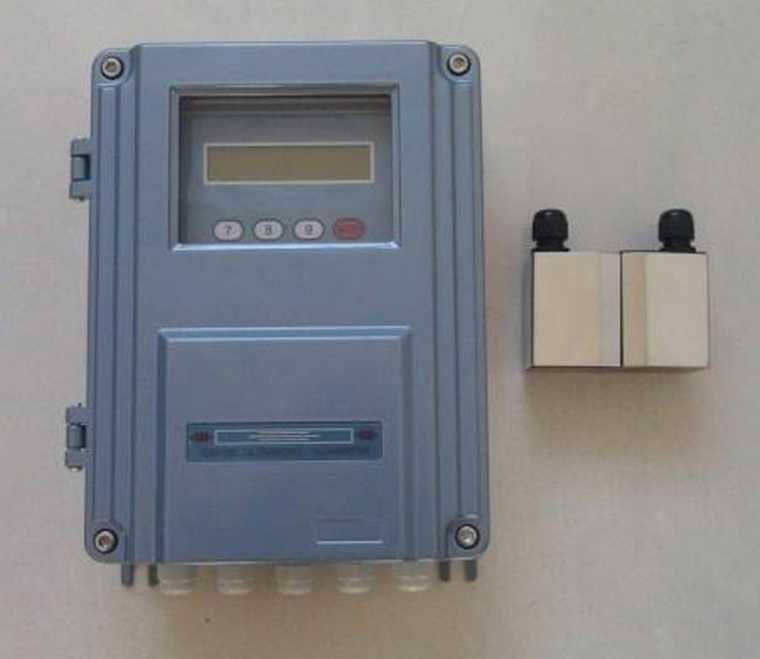 Wall hanging type ultrasonic flowmeter