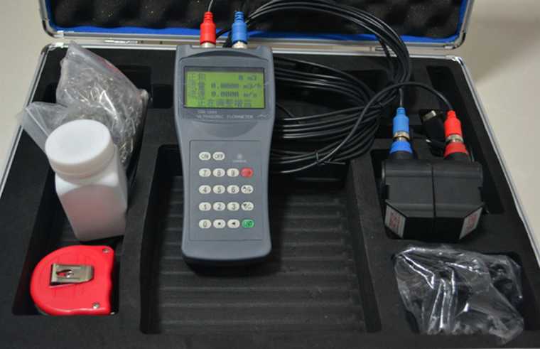 Hand-held ultrasonic flowmeter