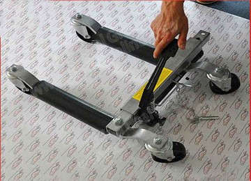 Vehicle mover hydraulic positioning jacks