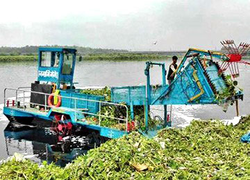 Semi-Automatic Cleaning Boat