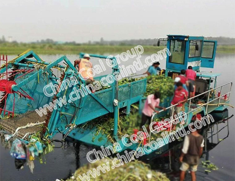 Semi-Automatic Cleaning Boat