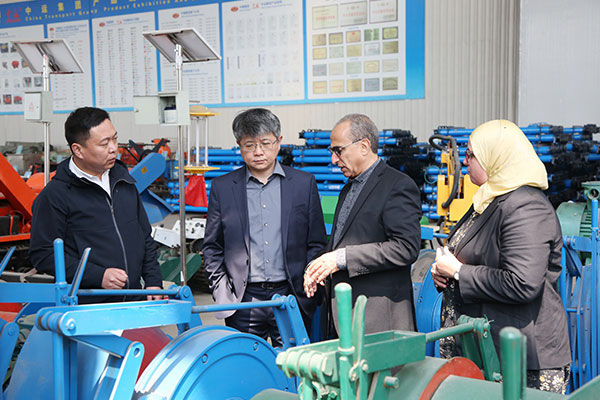 On April 16th, the Moroccan merchants visit the China Coal Group for the inspection on equipment procurement. China Coal Group e-commerce four company team Hou Jiawei warmly welcome the merchants. The