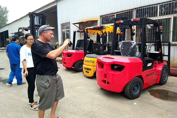 Warmly Welcome American Merchants Visited Our Group for Forklift