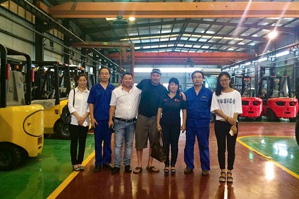 Warmly Welcome American Merchants Visited Our Group for Forklift