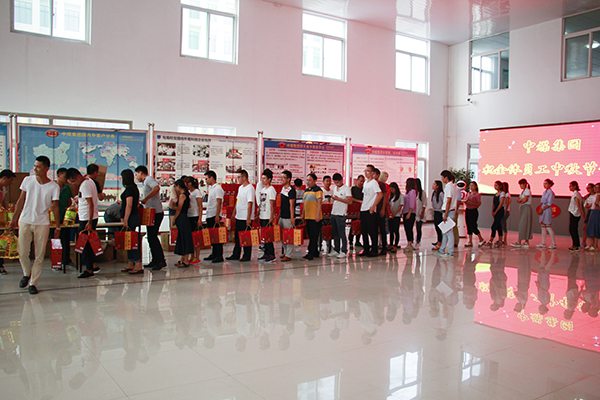 China Coal Group Distribute Mid-Autumn Festival benefits to Employees for a Warm Mid-Autumn Festival China Coal Group Distribute Mid-Autumn Festival benefits to Employees for a Warm Mid-Autumn Festival