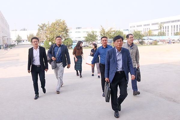 A Warm Welcome to Businessmen from South Korea to China Coal Group for Purchasing Coal Shearer